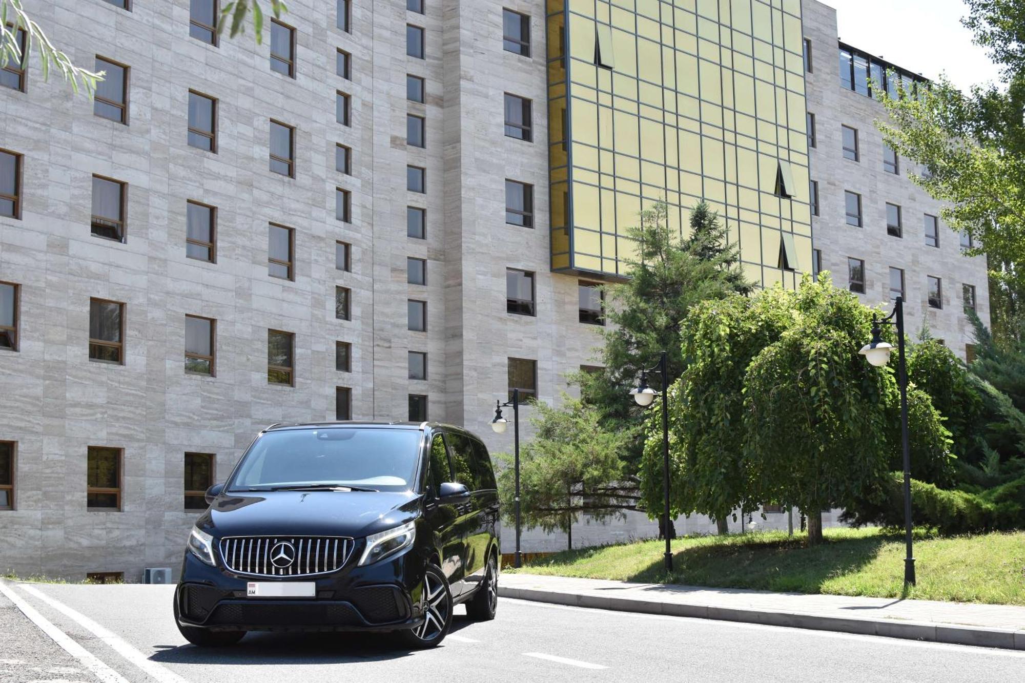 Radisson Blu Hotel Erevan Esterno foto Mercedes-Benz V-Class