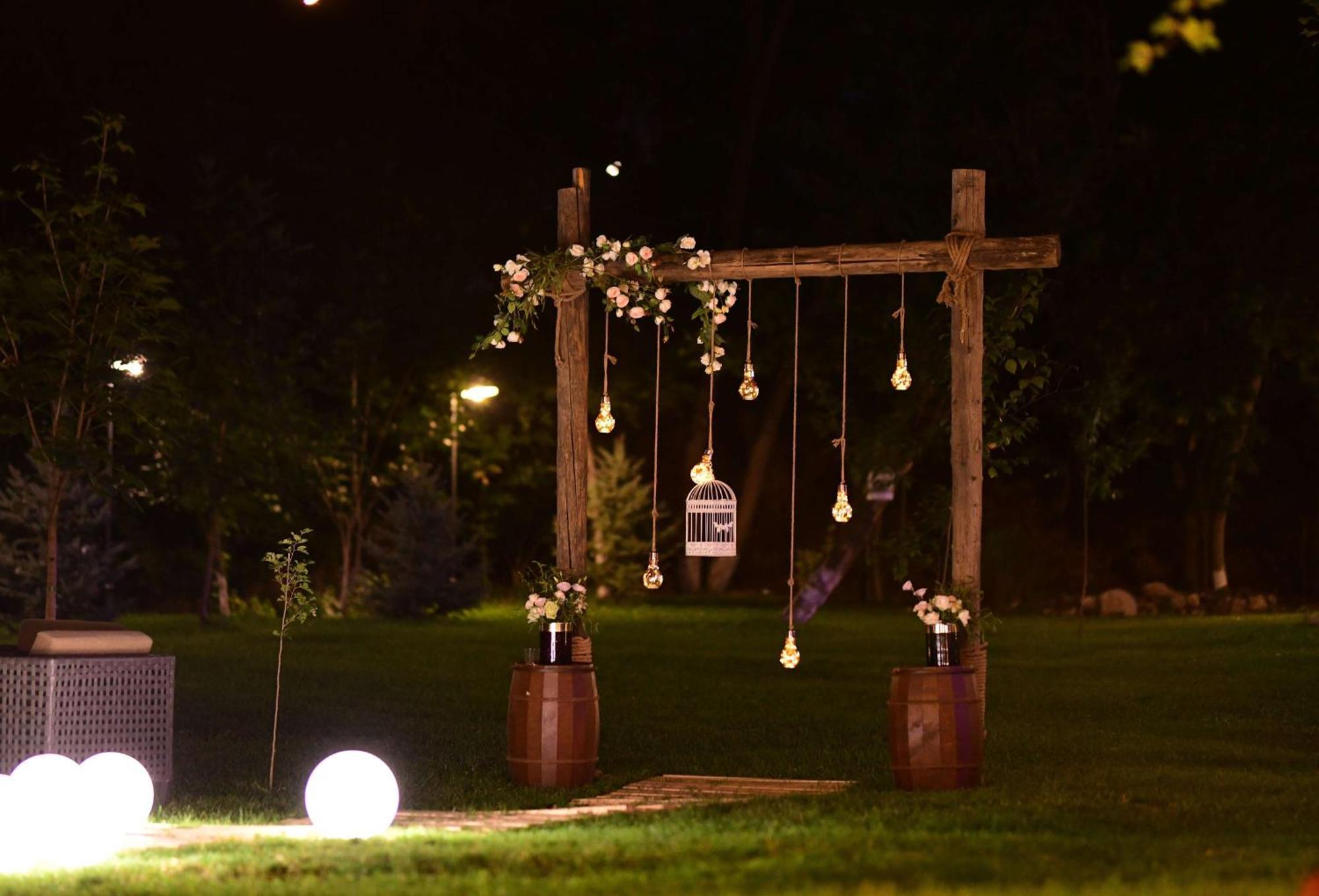 Radisson Blu Hotel Erevan Esterno foto Wedding arch