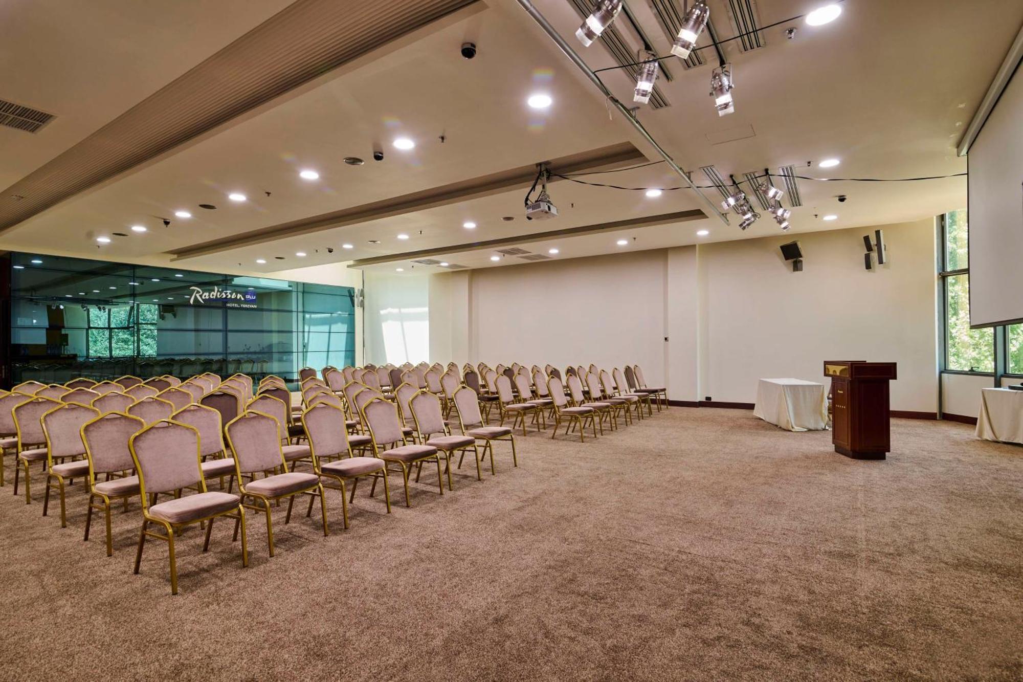Radisson Blu Hotel Erevan Esterno foto The main hall of the National Museum of Natural History