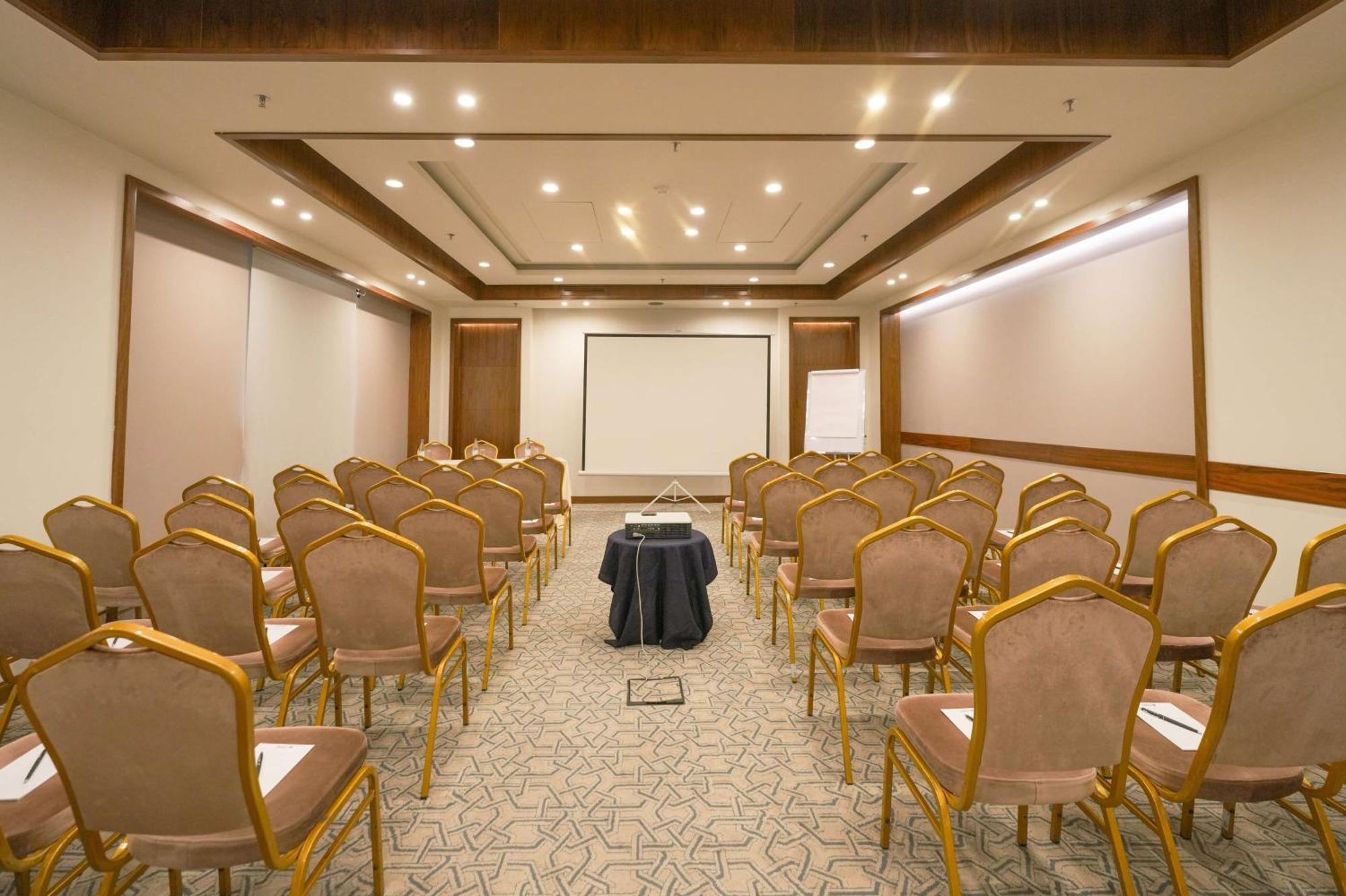Radisson Blu Hotel Erevan Esterno foto Meeting room