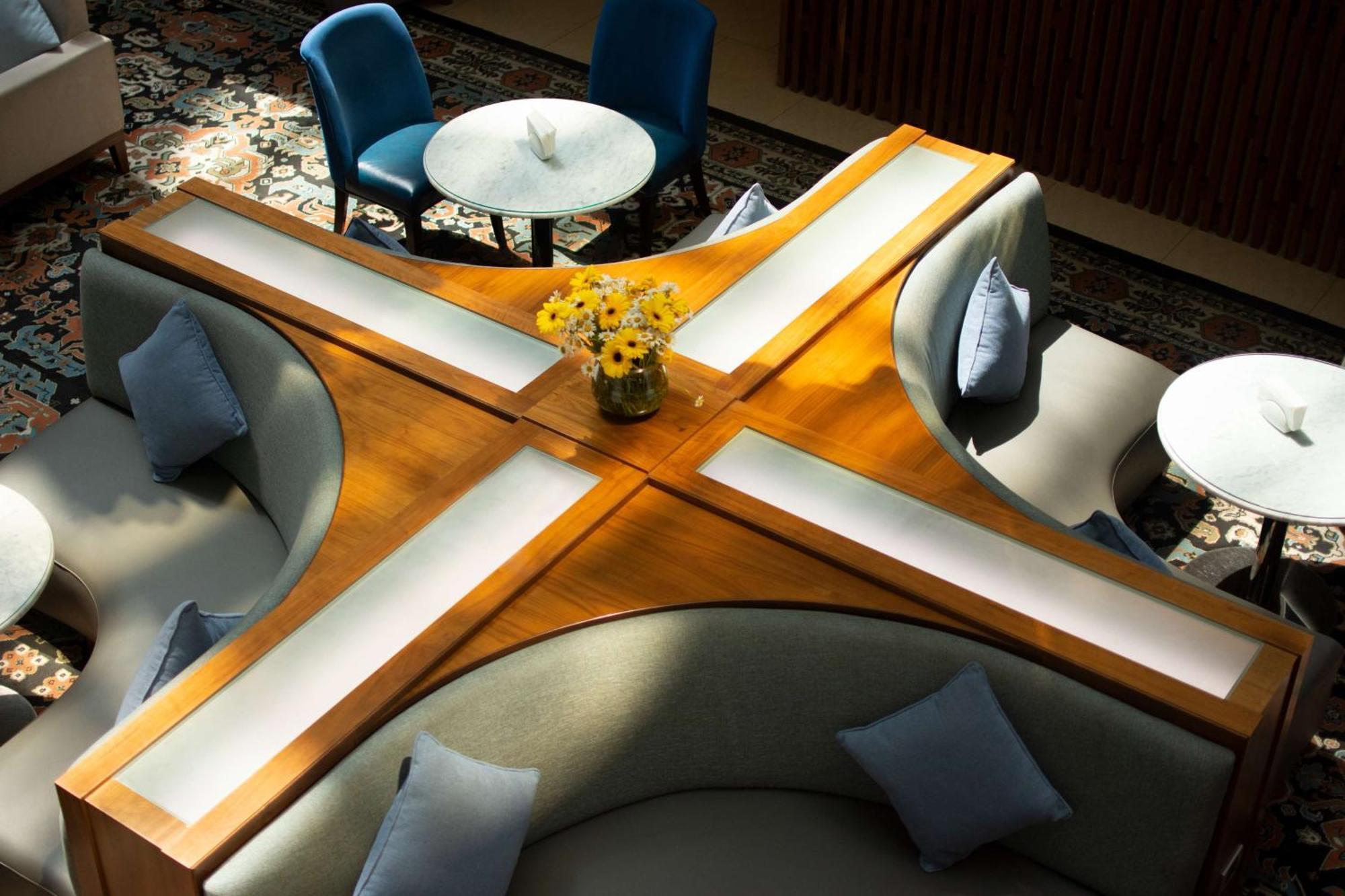 Radisson Blu Hotel Erevan Esterno foto The lobby